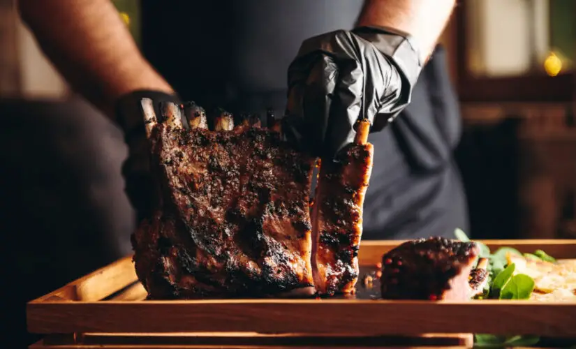 Costela assada suculenta que desmancha na boca igual à do churrasco de domingo
