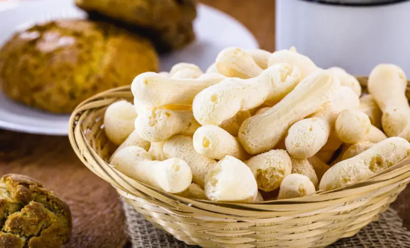 Biscoito de polvilho assado fácil e rápido com sabor de lanche de infância