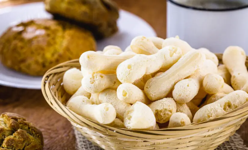Biscoito de polvilho assado fácil e rápido com sabor de lanche de infância