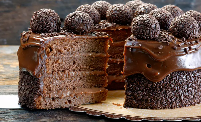Bolo chocolate com recheio de leite condensado igual de aniversário de infância