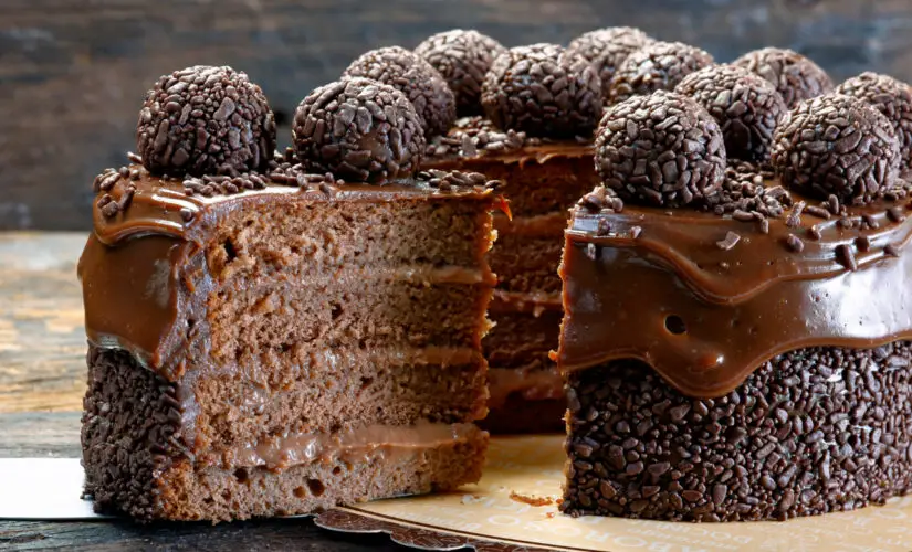 Bolo chocolate com recheio de leite condensado igual de aniversário de infância