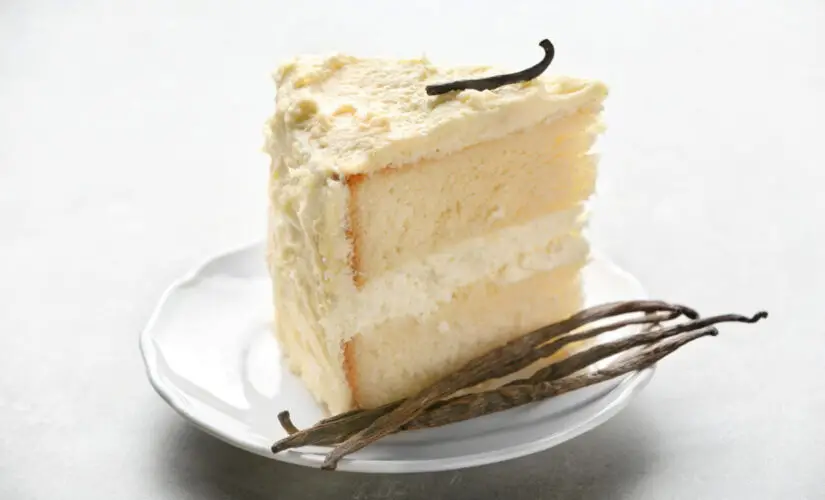 Bolo de baunilha da vovó com casquinha dourada e aroma de infância