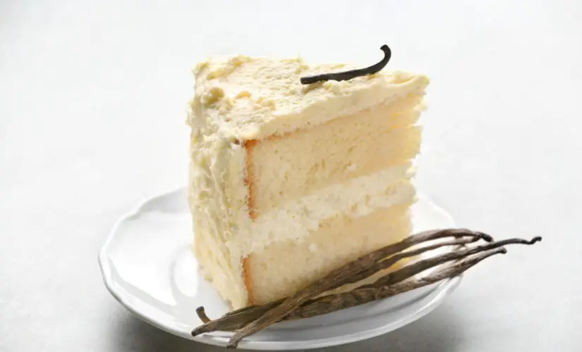 Bolo de baunilha da vovó com casquinha dourada e aroma de infância