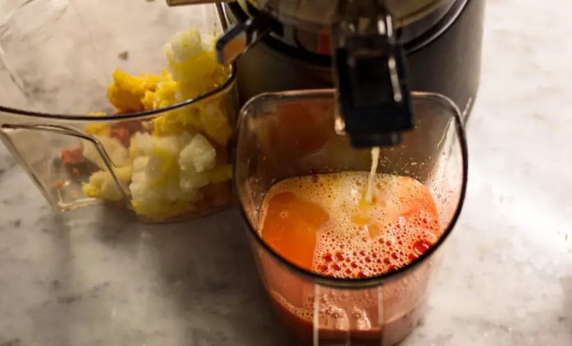 Suco de maçã no liquidificador com gostinho de infância e saúde na jarra
