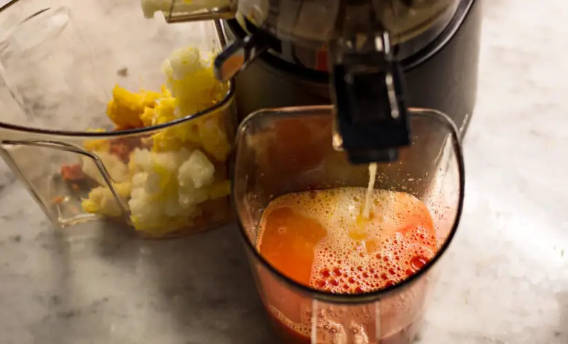 Suco de maçã no liquidificador com gostinho de infância e saúde na jarra