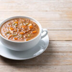 Sopa de feijão no liquidificador com gosto de casa e aconchego de mãe