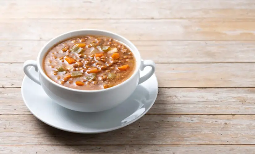 Sopa de feijão no liquidificador com gosto de casa e aconchego de mãe