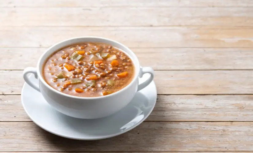 Sopa de feijão no liquidificador com gosto de casa e aconchego de mãe