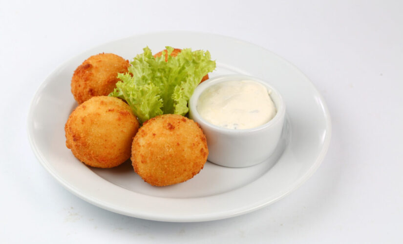 Bolinho de mandioca com sabor de casa de vó e casquinha crocante por fora
