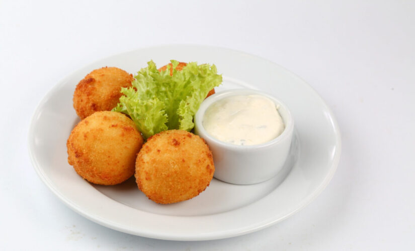 Bolinho de mandioca com sabor de casa de vó e casquinha crocante por fora