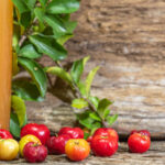 Suco de acerola natural com frescor, vitamina C e aquele sabor azedinho que lembra infância