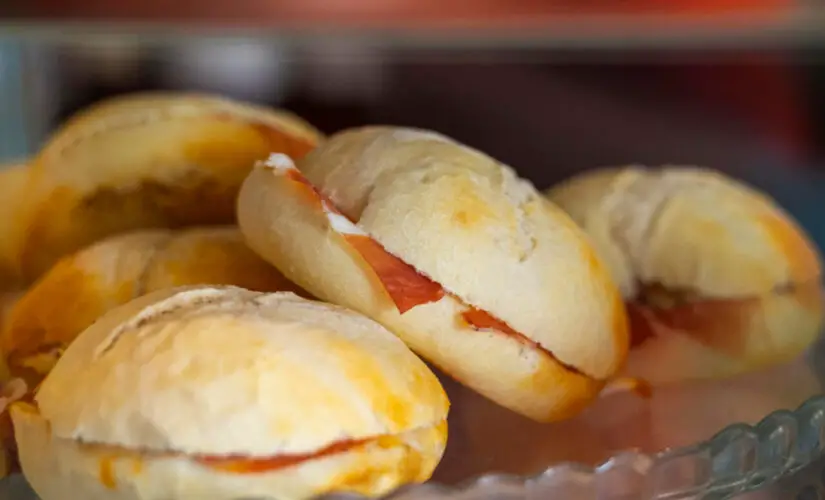Bisnaguinhas recheadas que lembram lanche da infância e são perfeitas para qualquer hora