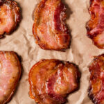 Bacon assado crocante e sequinho com sabor irresistível de lanche de infância