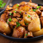 Batata no forno portuguesa com sabor de domingo em família e toque rústico caseiro