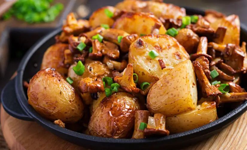 Batata no forno portuguesa com sabor de domingo em família e toque rústico caseiro
