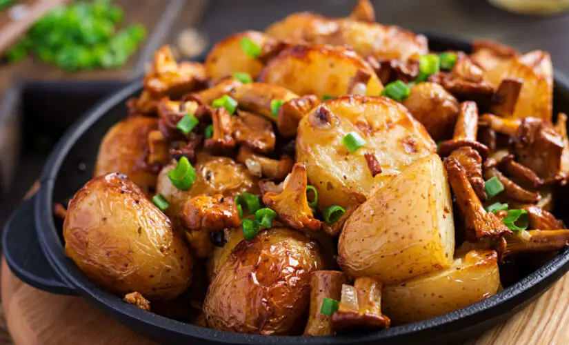 Batata no forno portuguesa com sabor de domingo em família e toque rústico caseiro