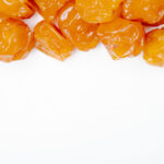 Balas de coco caramelizadas que derretem na boca e lembram doce de vó nas festinhas