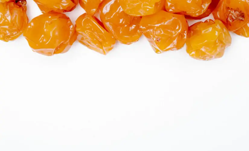 Balas de coco caramelizadas que derretem na boca e lembram doce de vó nas festinhas