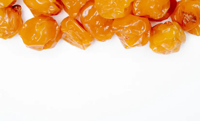 Balas de coco caramelizadas que derretem na boca e lembram doce de vó nas festinhas