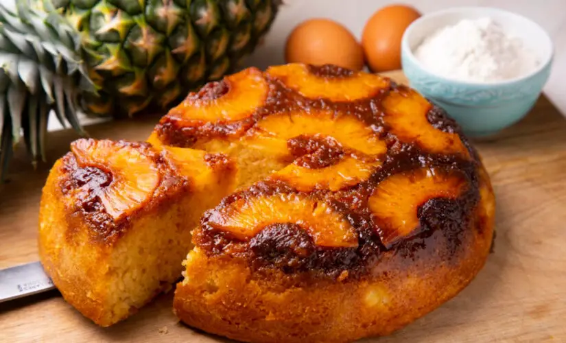 Bolo abacaxi de liquidificador com sabor tropical e memória afetiva