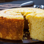 Bolo de fubá com 3 ingredientes simples e sabor de casa de vó