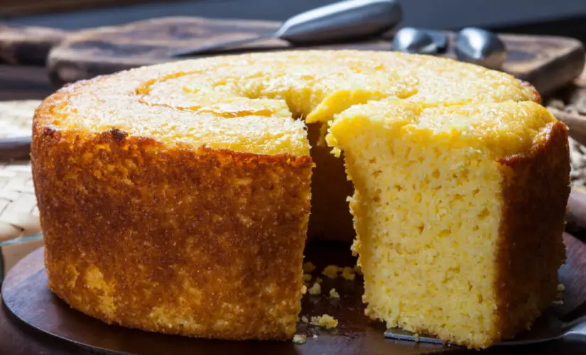 Bolo de fubá com 3 ingredientes simples e sabor de casa de vó