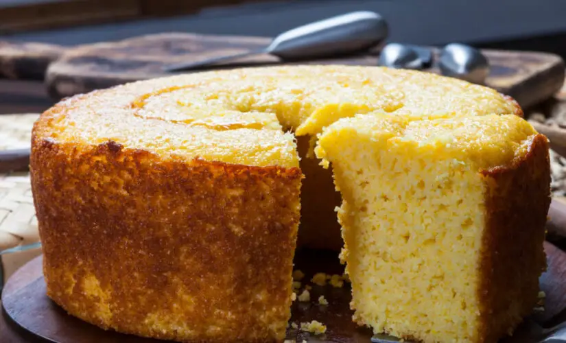Bolo de fubá com 3 ingredientes simples e sabor de casa de vó
