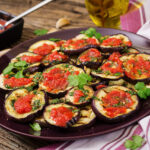 Berinjela ao forno com tomate com sabor mediterrâneo e memória afetiva