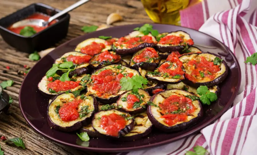 Berinjela ao forno com tomate com sabor mediterrâneo e memória afetiva