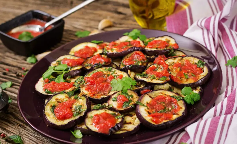 Berinjela ao forno com tomate com sabor mediterrâneo e memória afetiva