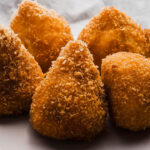 Coxinha de batata da vovó com massa macia e recheio cheio de carinho