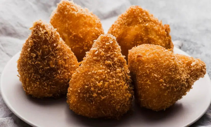 Coxinha de batata da vovó com massa macia e recheio cheio de carinho