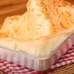 Biscoito montanha-russa com queijo crocante por fora e macio por dentro, como no interior