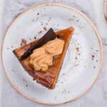 Bolo com pudim de chocolate com duas camadas perfeitas e sabor de sobremesa especial