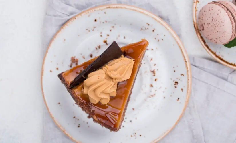 Bolo com pudim de chocolate com duas camadas perfeitas e sabor de sobremesa especial