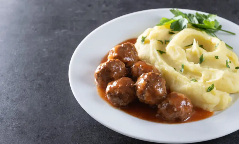 Almôndegas com purê de batata com sabor de casa e conforto em cada garfada