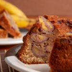 Bolo de banana e ameixa com sabor rústico e afeto em cada fatia