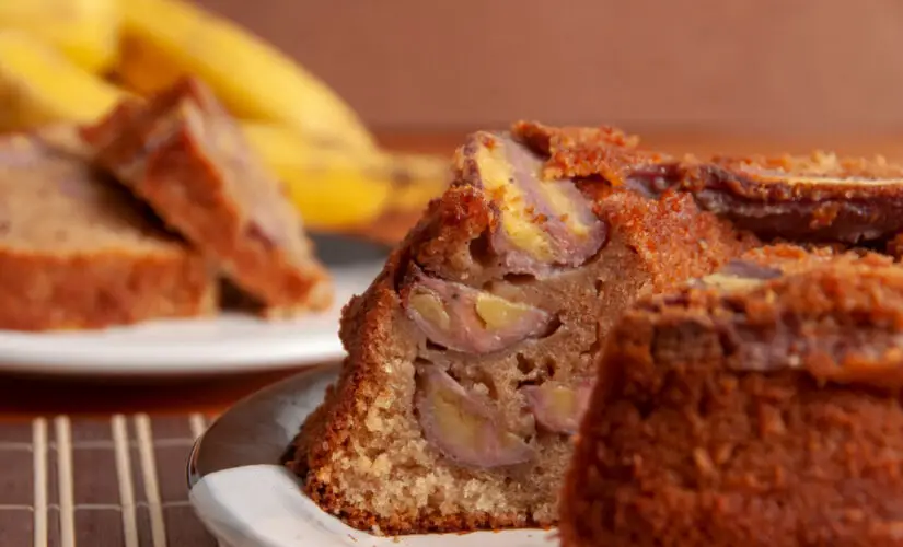 Bolo de banana e ameixa com sabor rústico e afeto em cada fatia