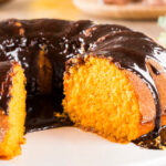 Bolo de cenoura pudim de chocolate com camadas mágicas e sabor surpreendente
