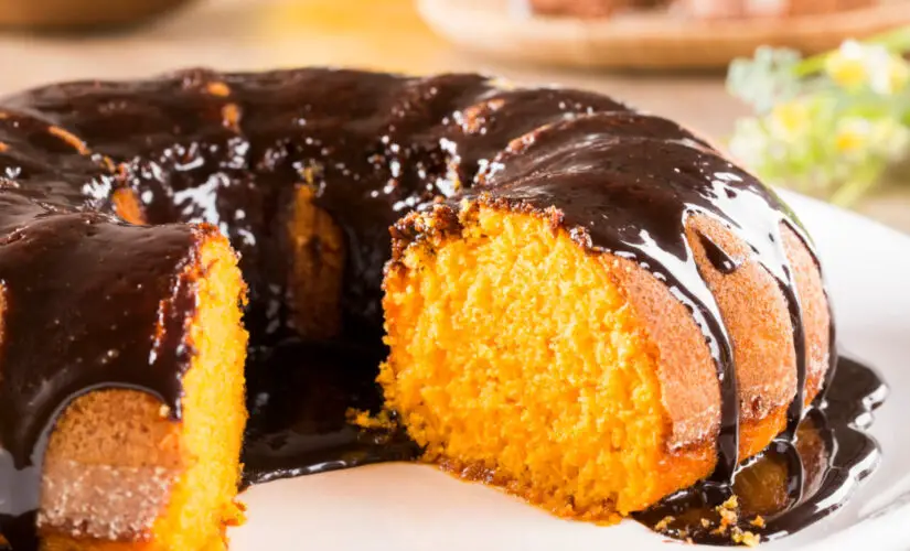 Bolo de cenoura pudim de chocolate com camadas mágicas e sabor surpreendente