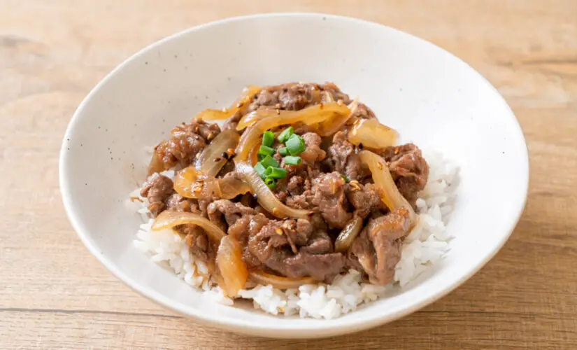 Arroz com músculo macio e saboroso, perfeito para uma refeição completa e aconchegante