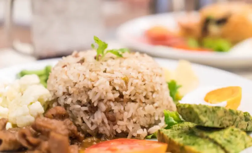 Arroz com suã com sabor caipira, carne macia e aquele gostinho de comida feita no fogão à lenha