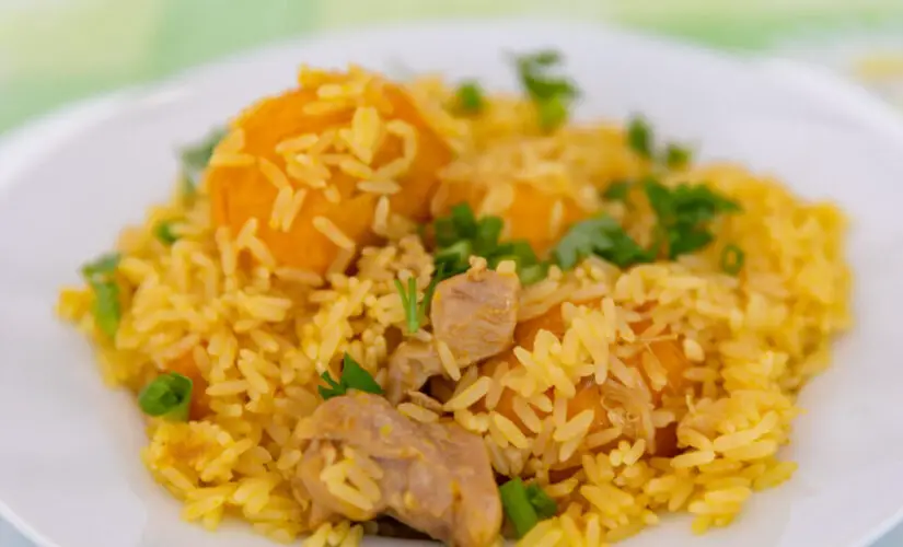 Canja de galinha com arroz caseira, reconfortante e perfeita para cuidar de quem você ama