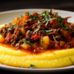 Carne moída com polenta cremosa e saborosa, perfeita para um almoço aconchegante