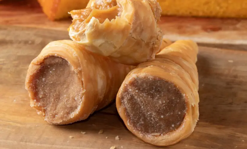 Canudinho de doce de leite crocante por fora e cremoso por dentro