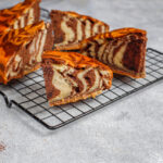 Bolo de liquidificador mesclado fofinho, rápido e com sabor de infância