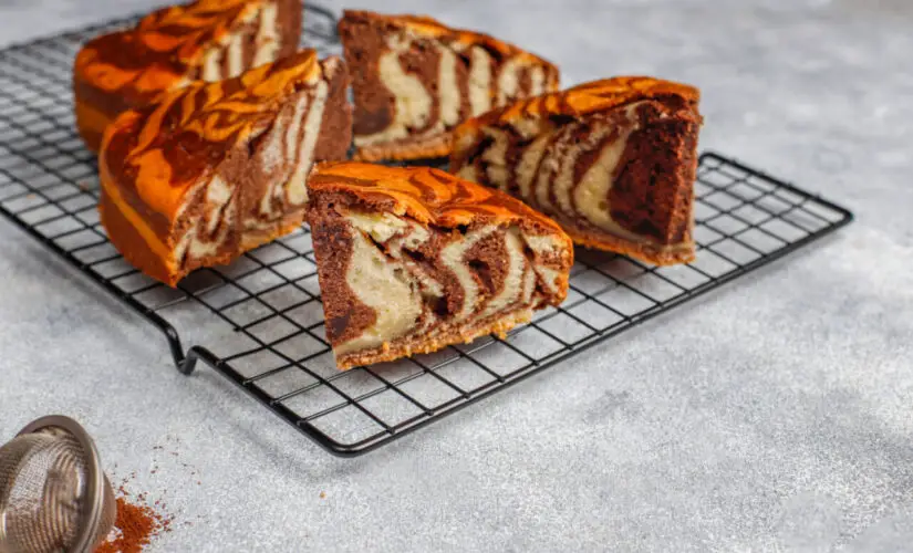 Bolo de liquidificador mesclado fofinho, rápido e com sabor de infância