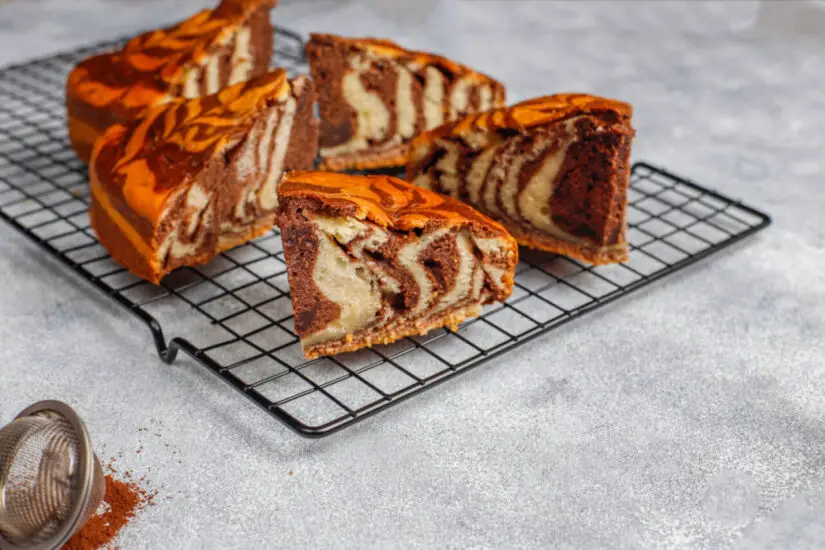 Bolo de liquidificador mesclado fofinho, rápido e com sabor de infância