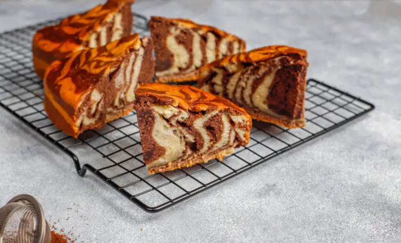 Bolo de liquidificador mesclado fofinho, rápido e com sabor de infância