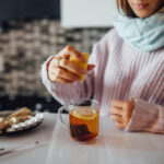 Chá para tosse seca calmante, natural e com ingredientes acessíveis